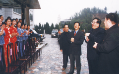  2001年12月，时任中共中央政治局候补委员、中央书记处书记、中央组织部部长曾庆红视察学院